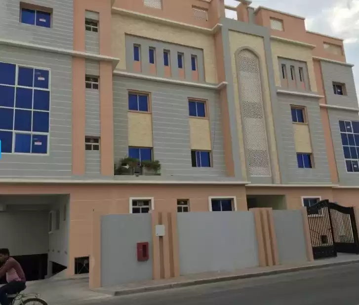 Wohn Klaar eigendom 2 Schlafzimmer U/F Wohnung  zu vermieten in Al Sadd , Doha #10133 - 1  image 